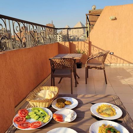 Pyramids Road Guest House Cozy Rooms And Rooftop Breakfast With The Pyramids View Nazlet el-Sîsi المظهر الخارجي الصورة