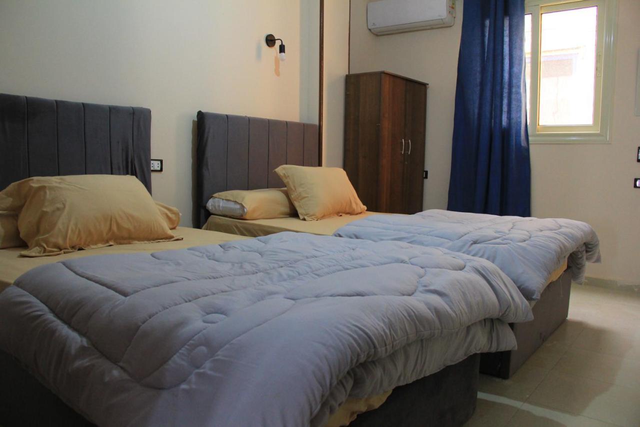 Pyramids Road Guest House Cozy Rooms And Rooftop Breakfast With The Pyramids View Nazlet el-Sîsi المظهر الخارجي الصورة