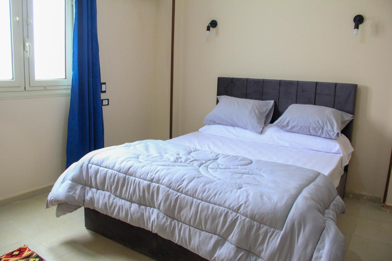 Pyramids Road Guest House Cozy Rooms And Rooftop Breakfast With The Pyramids View Nazlet el-Sîsi المظهر الخارجي الصورة