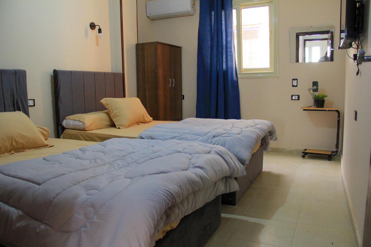 Pyramids Road Guest House Cozy Rooms And Rooftop Breakfast With The Pyramids View Nazlet el-Sîsi المظهر الخارجي الصورة