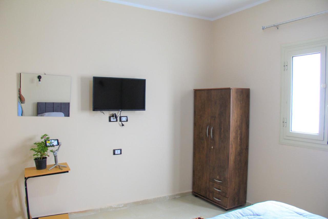 Pyramids Road Guest House Cozy Rooms And Rooftop Breakfast With The Pyramids View Nazlet el-Sîsi المظهر الخارجي الصورة