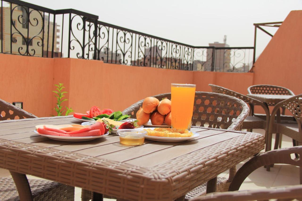 Pyramids Road Guest House Cozy Rooms And Rooftop Breakfast With The Pyramids View Nazlet el-Sîsi المظهر الخارجي الصورة