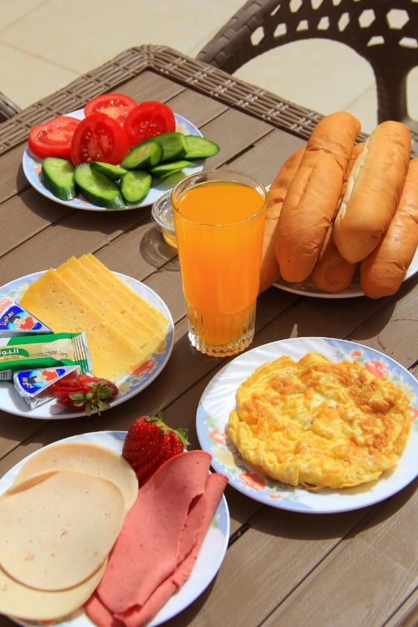 Pyramids Road Guest House Cozy Rooms And Rooftop Breakfast With The Pyramids View Nazlet el-Sîsi المظهر الخارجي الصورة