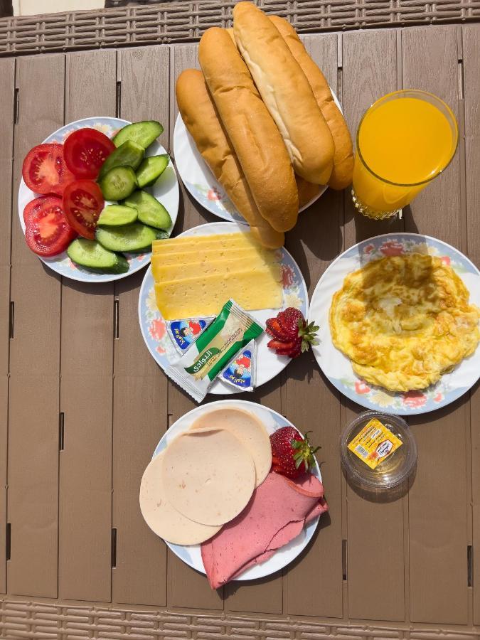 Pyramids Road Guest House Cozy Rooms And Rooftop Breakfast With The Pyramids View Nazlet el-Sîsi المظهر الخارجي الصورة
