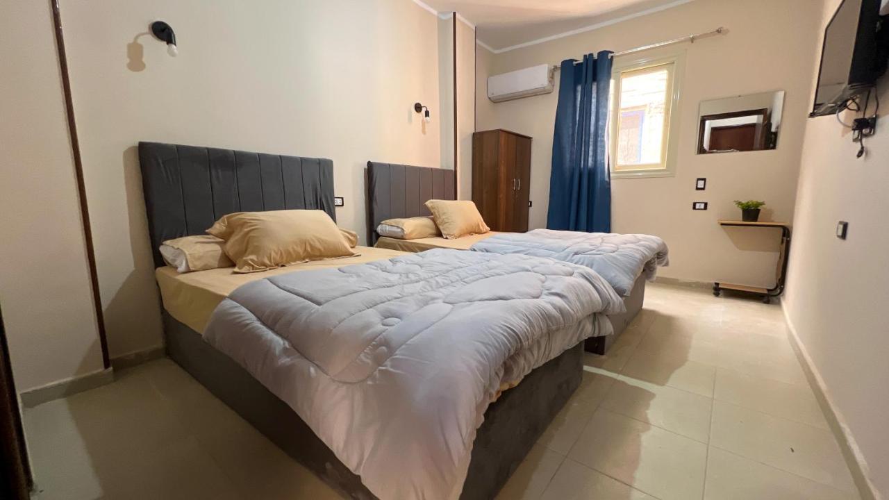 Pyramids Road Guest House Cozy Rooms And Rooftop Breakfast With The Pyramids View Nazlet el-Sîsi المظهر الخارجي الصورة