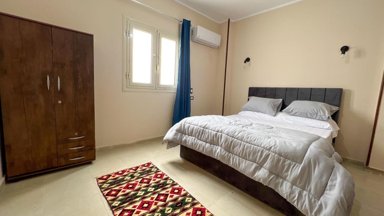 Pyramids Road Guest House Cozy Rooms And Rooftop Breakfast With The Pyramids View Nazlet el-Sîsi المظهر الخارجي الصورة
