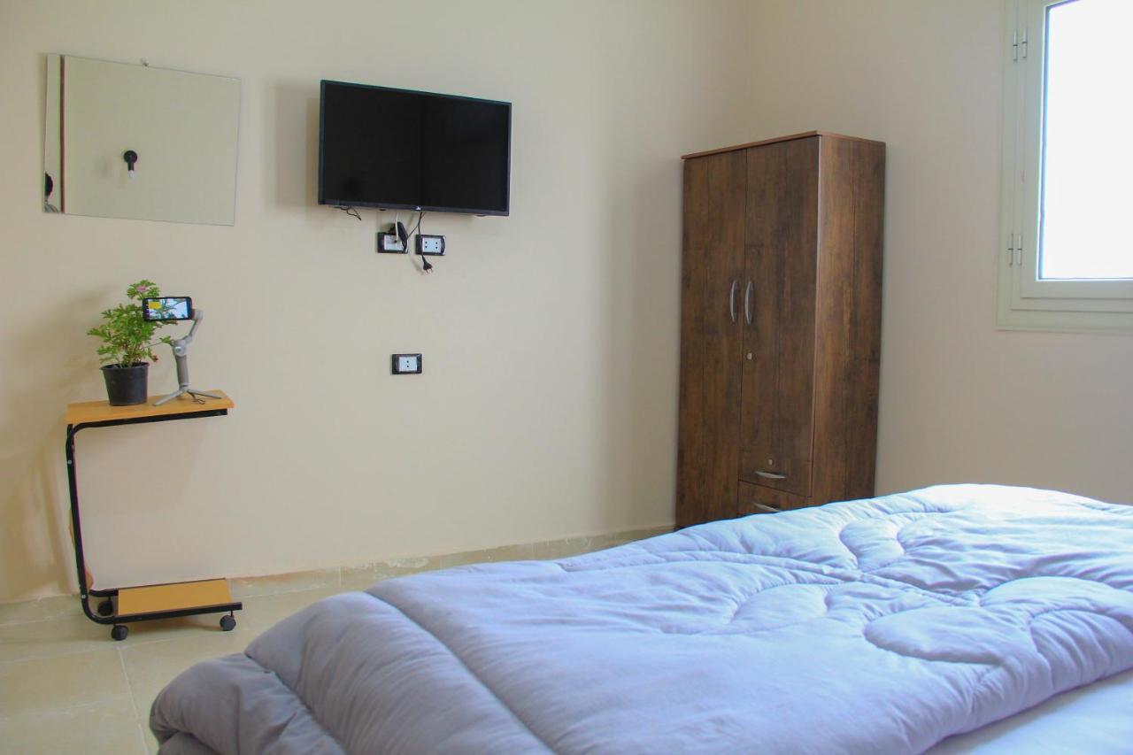 Pyramids Road Guest House Cozy Rooms And Rooftop Breakfast With The Pyramids View Nazlet el-Sîsi المظهر الخارجي الصورة