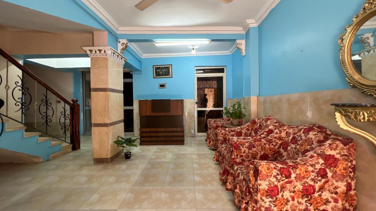 Pyramids Road Guest House Cozy Rooms And Rooftop Breakfast With The Pyramids View Nazlet el-Sîsi المظهر الخارجي الصورة