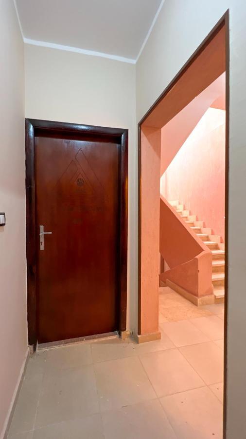 Pyramids Road Guest House Cozy Rooms And Rooftop Breakfast With The Pyramids View Nazlet el-Sîsi المظهر الخارجي الصورة