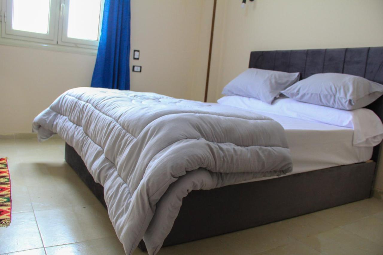 Pyramids Road Guest House Cozy Rooms And Rooftop Breakfast With The Pyramids View Nazlet el-Sîsi المظهر الخارجي الصورة