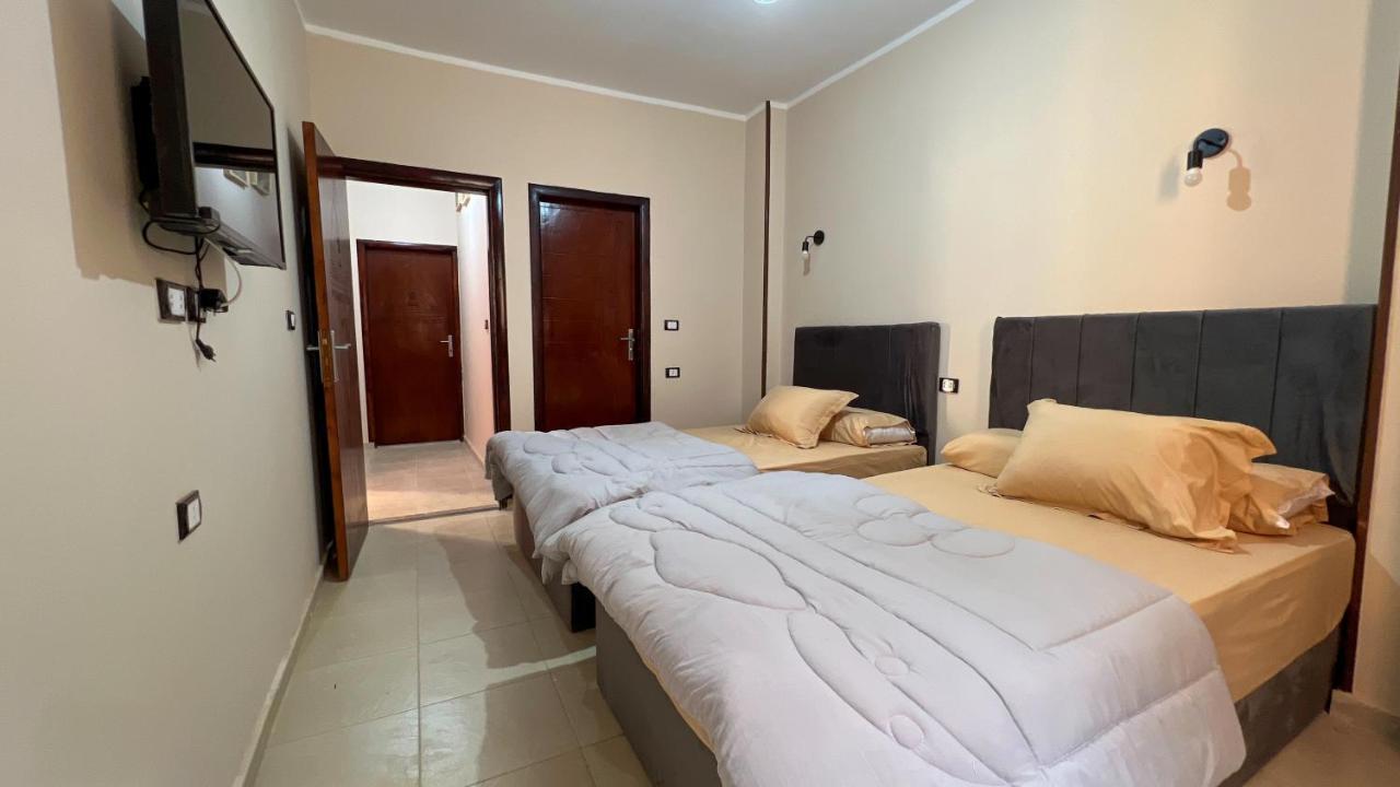 Pyramids Road Guest House Cozy Rooms And Rooftop Breakfast With The Pyramids View Nazlet el-Sîsi المظهر الخارجي الصورة