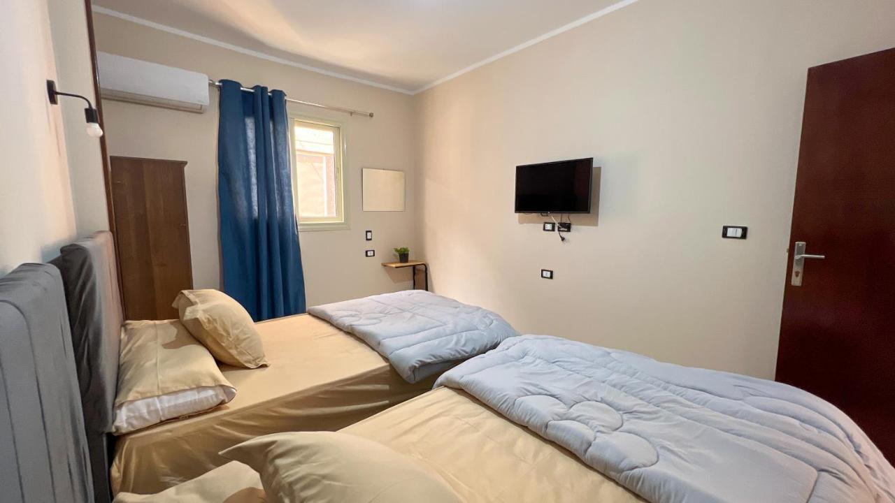 Pyramids Road Guest House Cozy Rooms And Rooftop Breakfast With The Pyramids View Nazlet el-Sîsi المظهر الخارجي الصورة