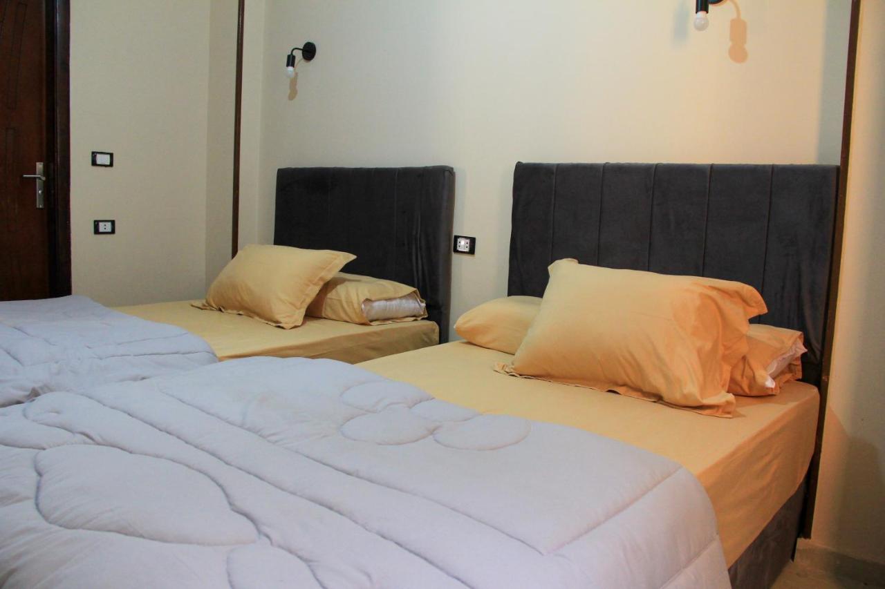 Pyramids Road Guest House Cozy Rooms And Rooftop Breakfast With The Pyramids View Nazlet el-Sîsi المظهر الخارجي الصورة