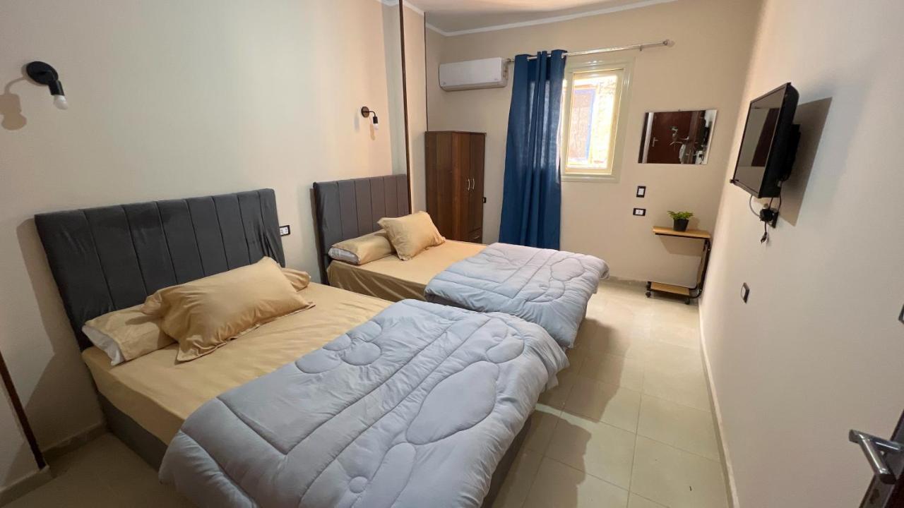 Pyramids Road Guest House Cozy Rooms And Rooftop Breakfast With The Pyramids View Nazlet el-Sîsi المظهر الخارجي الصورة