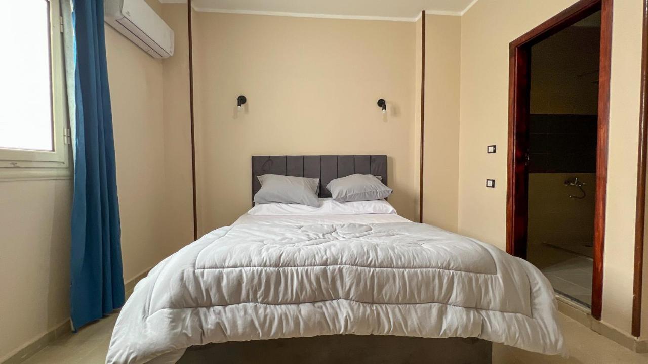 Pyramids Road Guest House Cozy Rooms And Rooftop Breakfast With The Pyramids View Nazlet el-Sîsi المظهر الخارجي الصورة