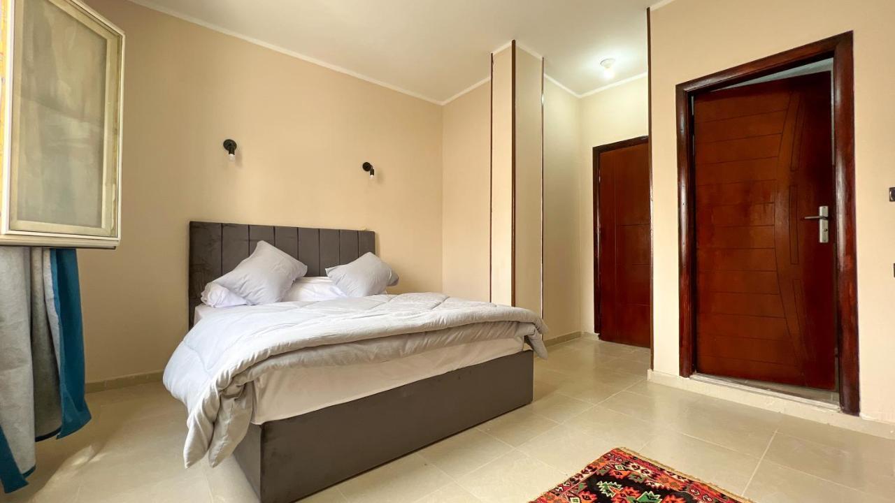 Pyramids Road Guest House Cozy Rooms And Rooftop Breakfast With The Pyramids View Nazlet el-Sîsi المظهر الخارجي الصورة