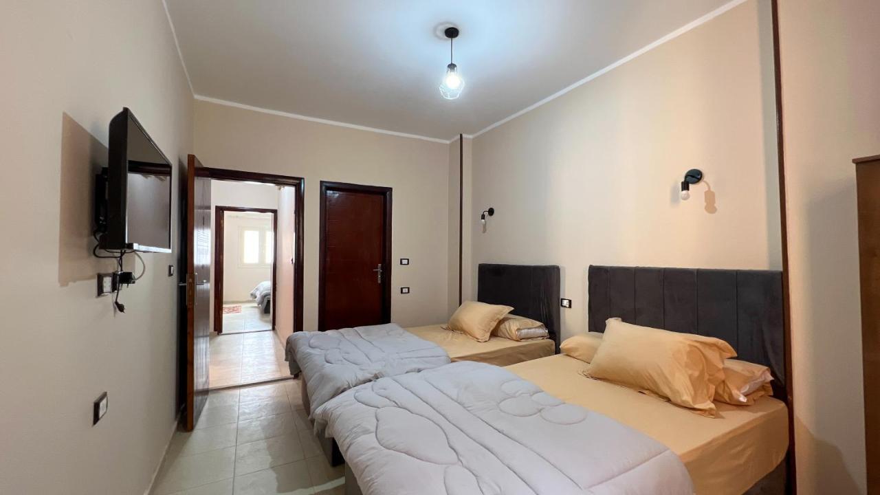 Pyramids Road Guest House Cozy Rooms And Rooftop Breakfast With The Pyramids View Nazlet el-Sîsi المظهر الخارجي الصورة