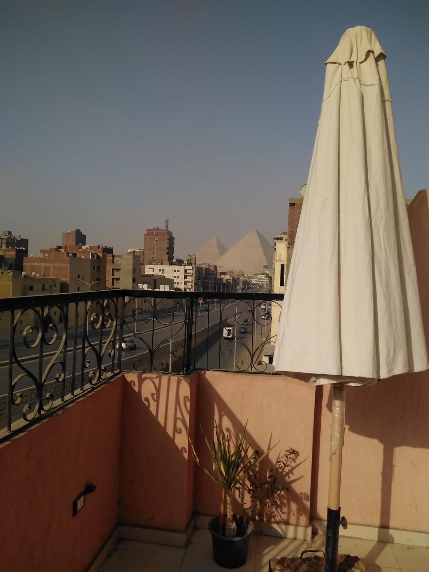 Pyramids Road Guest House Cozy Rooms And Rooftop Breakfast With The Pyramids View Nazlet el-Sîsi المظهر الخارجي الصورة