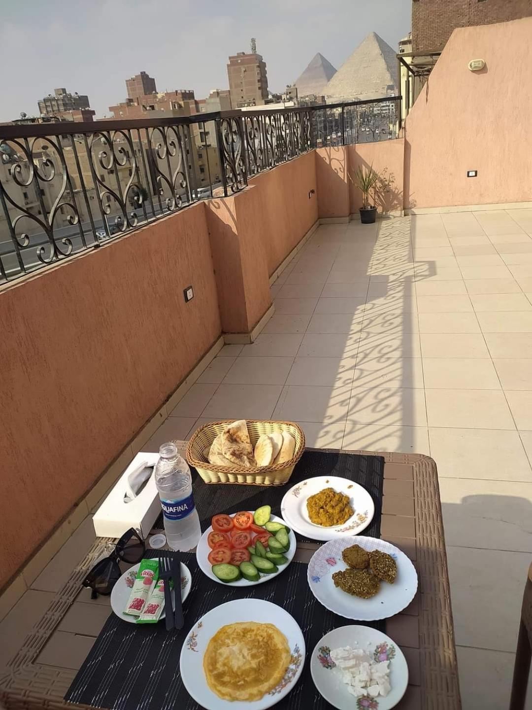 Pyramids Road Guest House Cozy Rooms And Rooftop Breakfast With The Pyramids View Nazlet el-Sîsi المظهر الخارجي الصورة