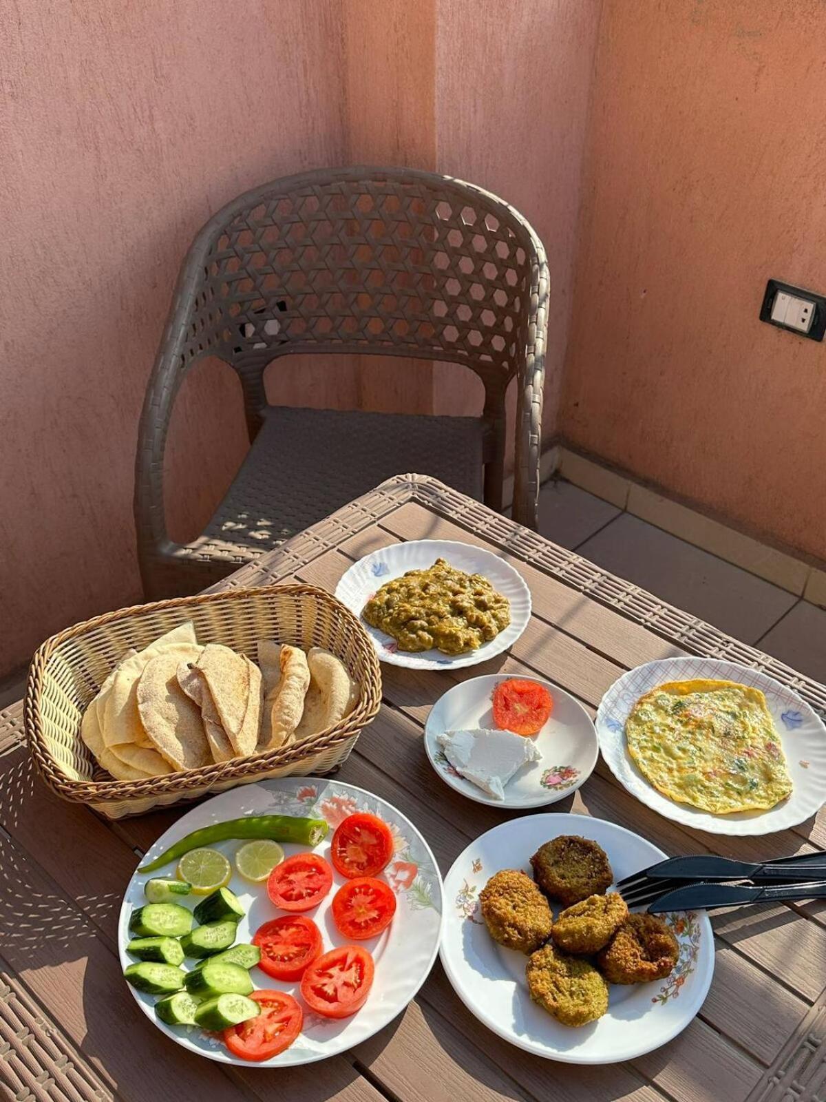 Pyramids Road Guest House Cozy Rooms And Rooftop Breakfast With The Pyramids View Nazlet el-Sîsi المظهر الخارجي الصورة