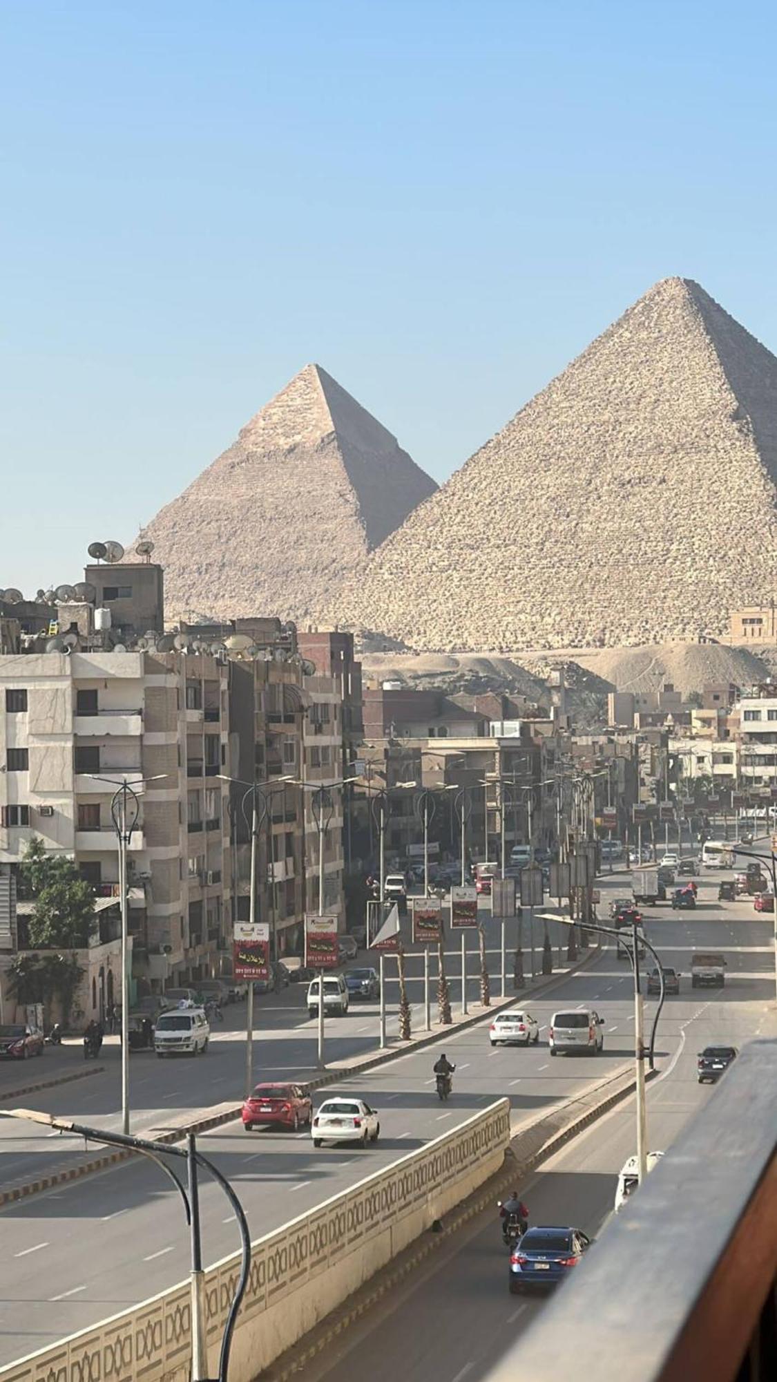 Pyramids Road Guest House Cozy Rooms And Rooftop Breakfast With The Pyramids View Nazlet el-Sîsi المظهر الخارجي الصورة