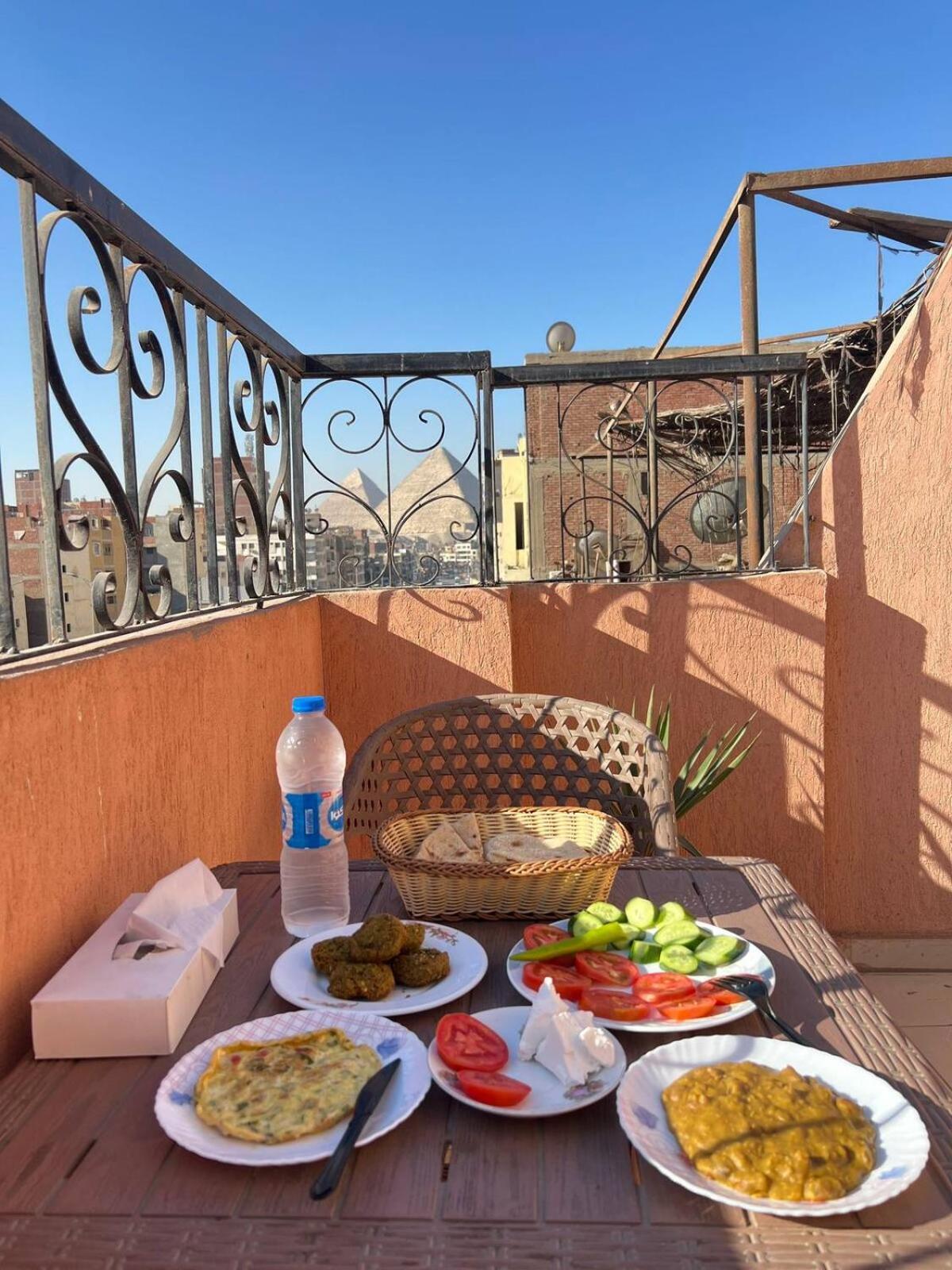 Pyramids Road Guest House Cozy Rooms And Rooftop Breakfast With The Pyramids View Nazlet el-Sîsi المظهر الخارجي الصورة