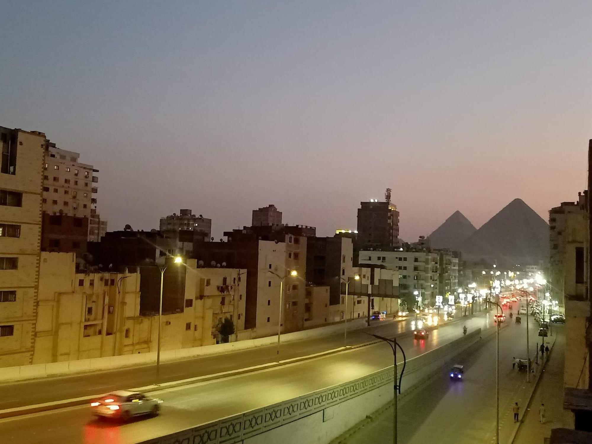 Pyramids Road Guest House Cozy Rooms And Rooftop Breakfast With The Pyramids View Nazlet el-Sîsi المظهر الخارجي الصورة