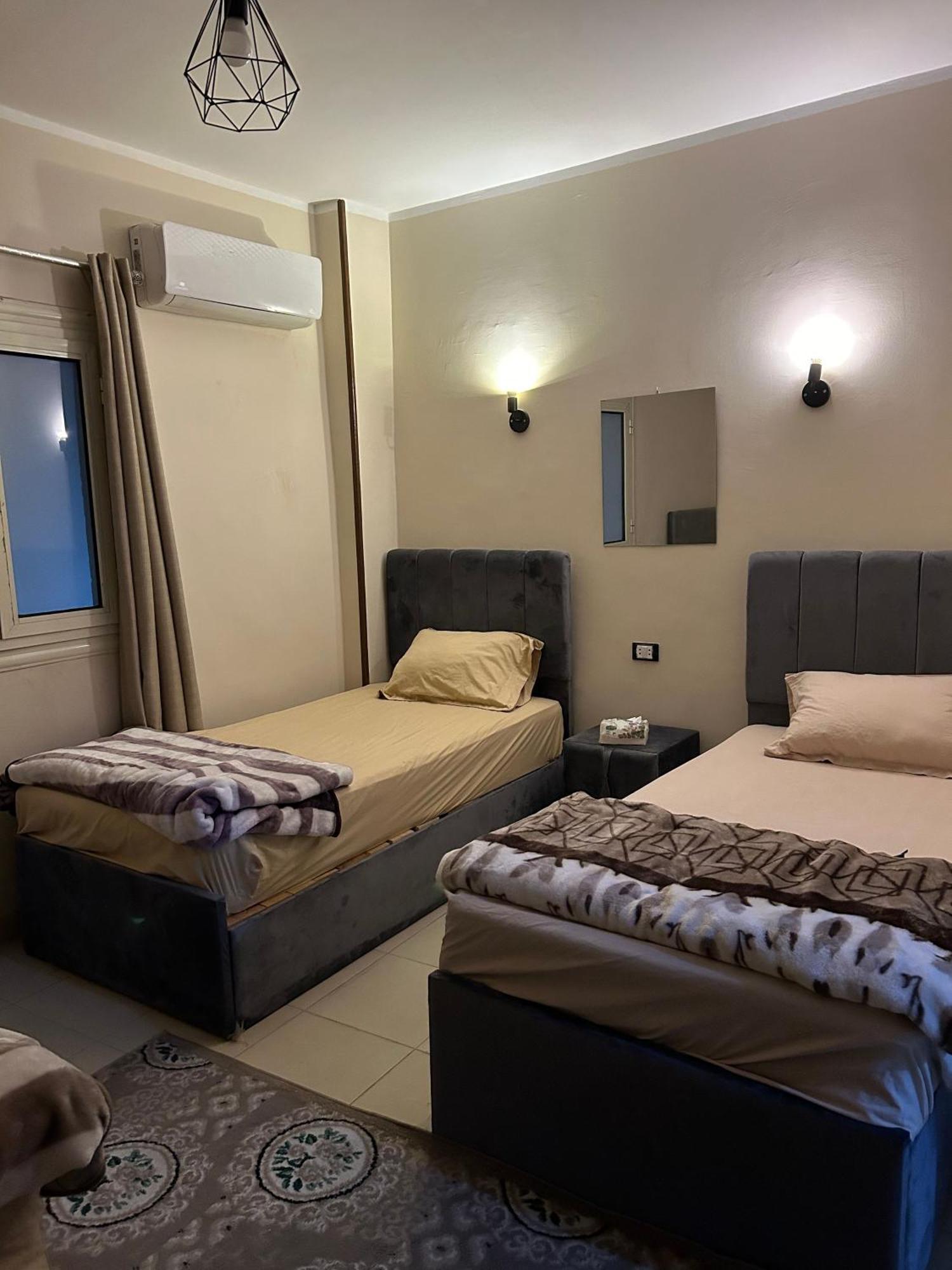 Pyramids Road Guest House Cozy Rooms And Rooftop Breakfast With The Pyramids View Nazlet el-Sîsi المظهر الخارجي الصورة