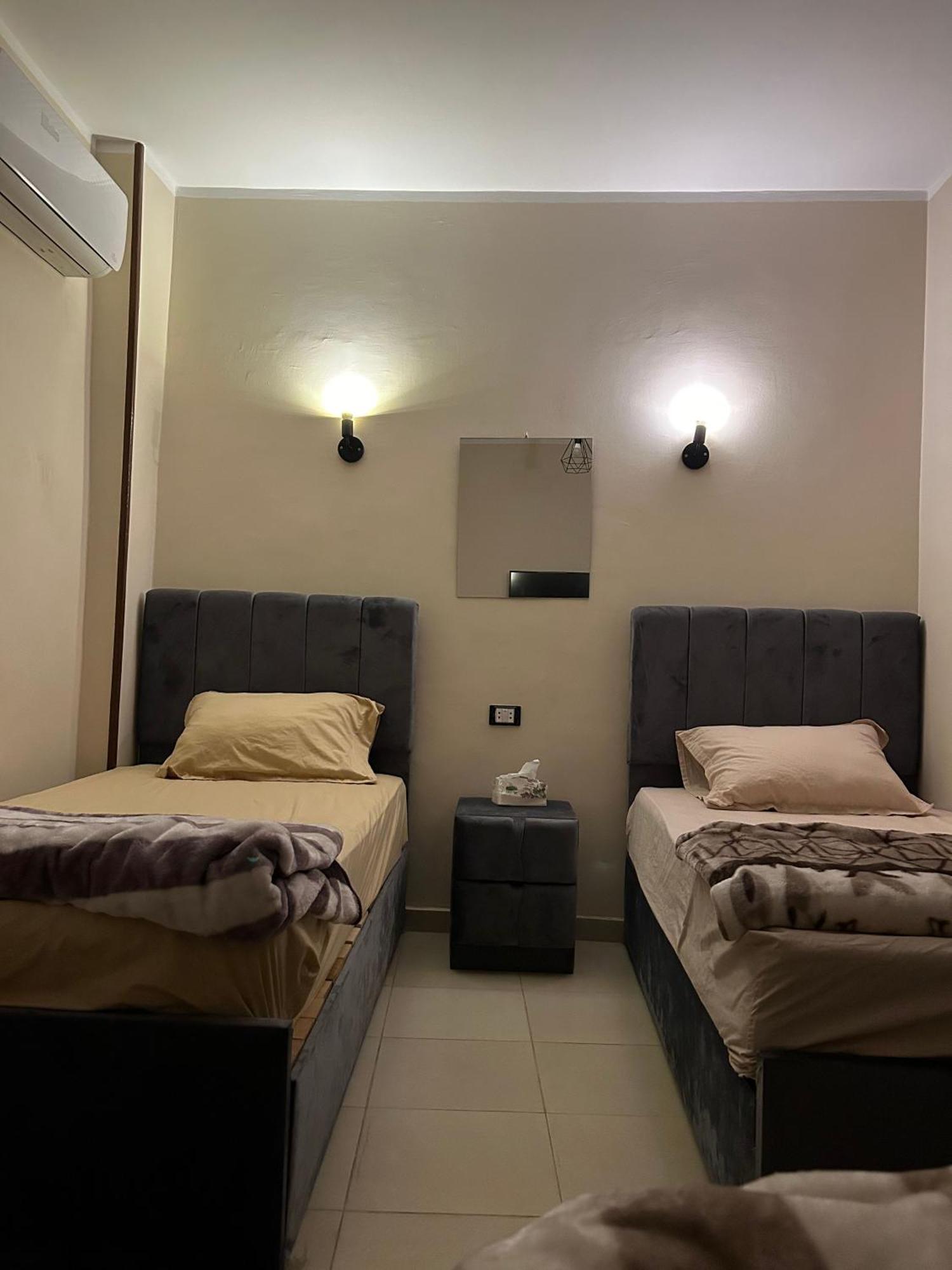 Pyramids Road Guest House Cozy Rooms And Rooftop Breakfast With The Pyramids View Nazlet el-Sîsi المظهر الخارجي الصورة