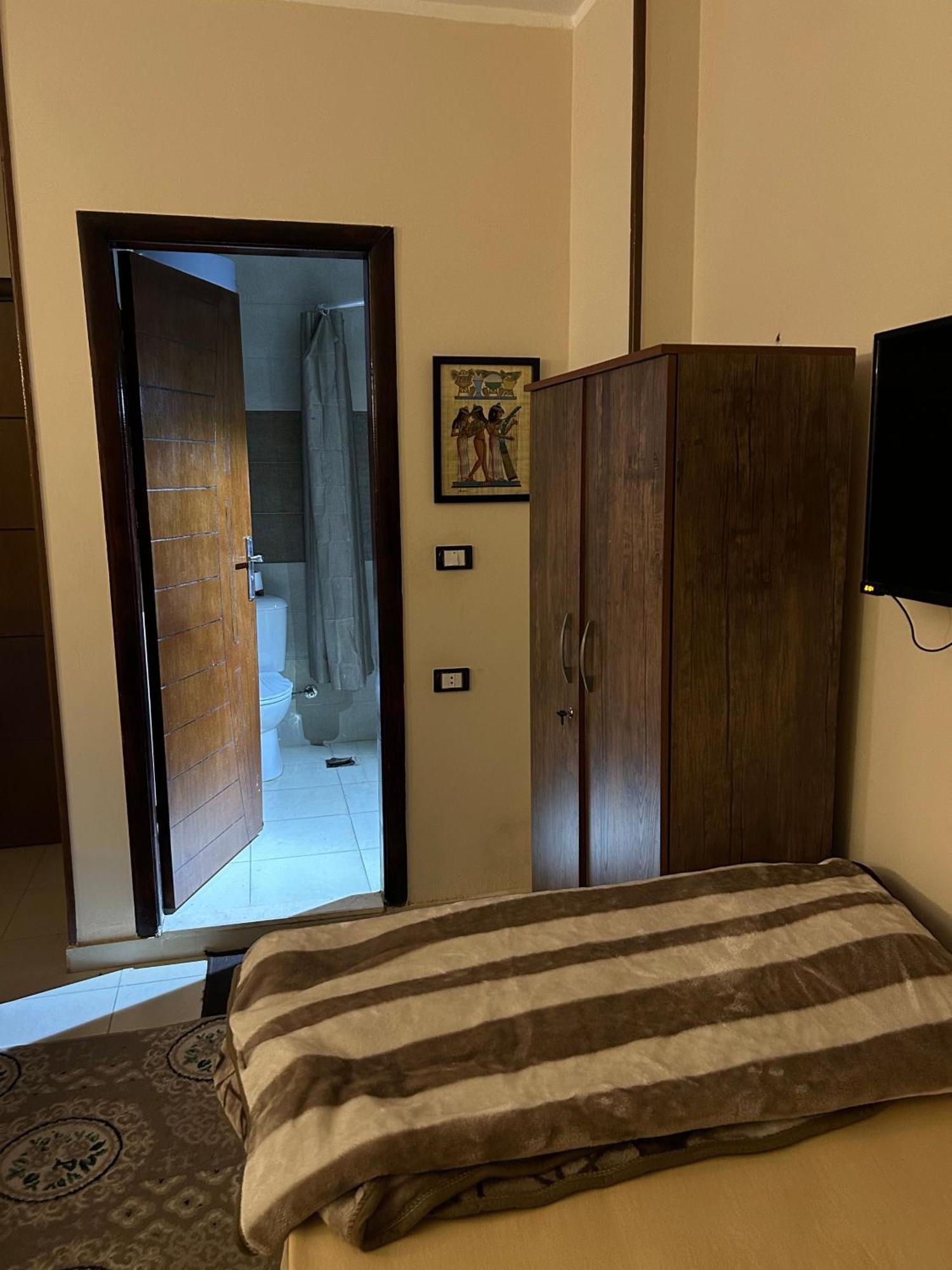 Pyramids Road Guest House Cozy Rooms And Rooftop Breakfast With The Pyramids View Nazlet el-Sîsi المظهر الخارجي الصورة