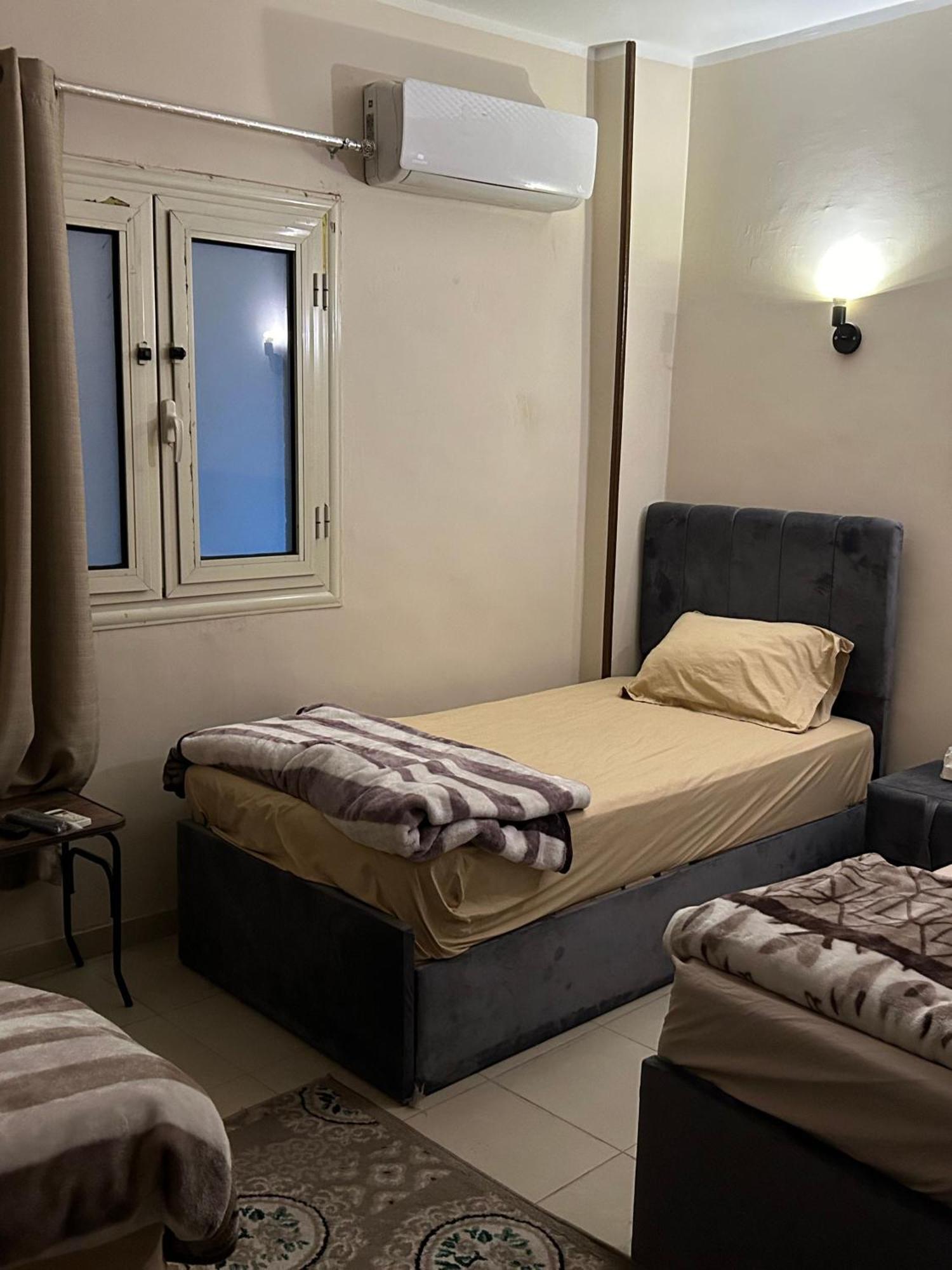 Pyramids Road Guest House Cozy Rooms And Rooftop Breakfast With The Pyramids View Nazlet el-Sîsi المظهر الخارجي الصورة