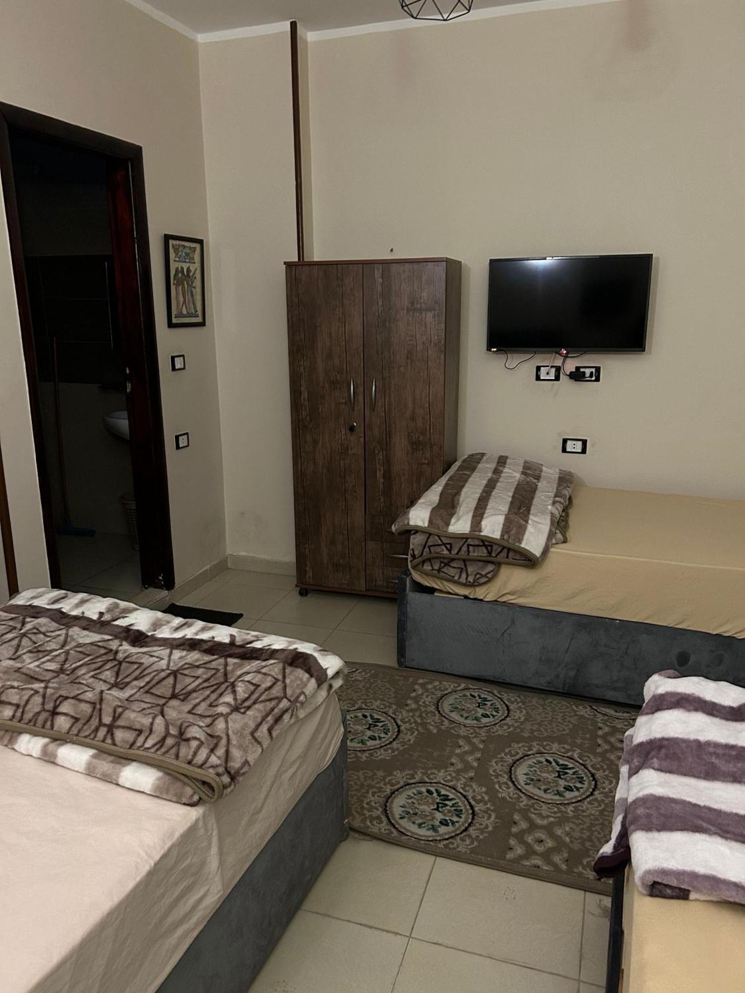 Pyramids Road Guest House Cozy Rooms And Rooftop Breakfast With The Pyramids View Nazlet el-Sîsi المظهر الخارجي الصورة