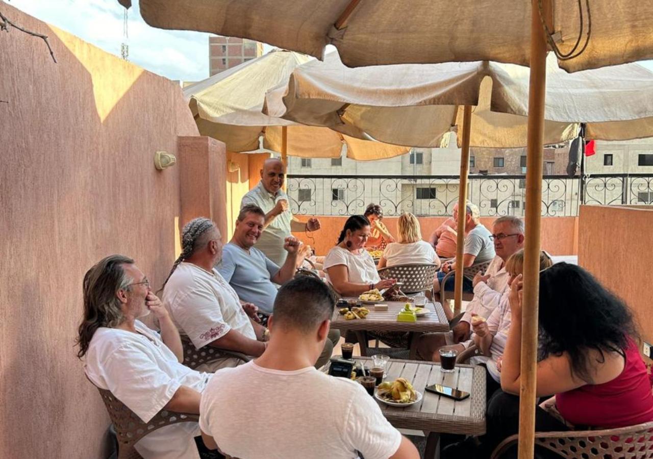 Pyramids Road Guest House Cozy Rooms And Rooftop Breakfast With The Pyramids View Nazlet el-Sîsi المظهر الخارجي الصورة