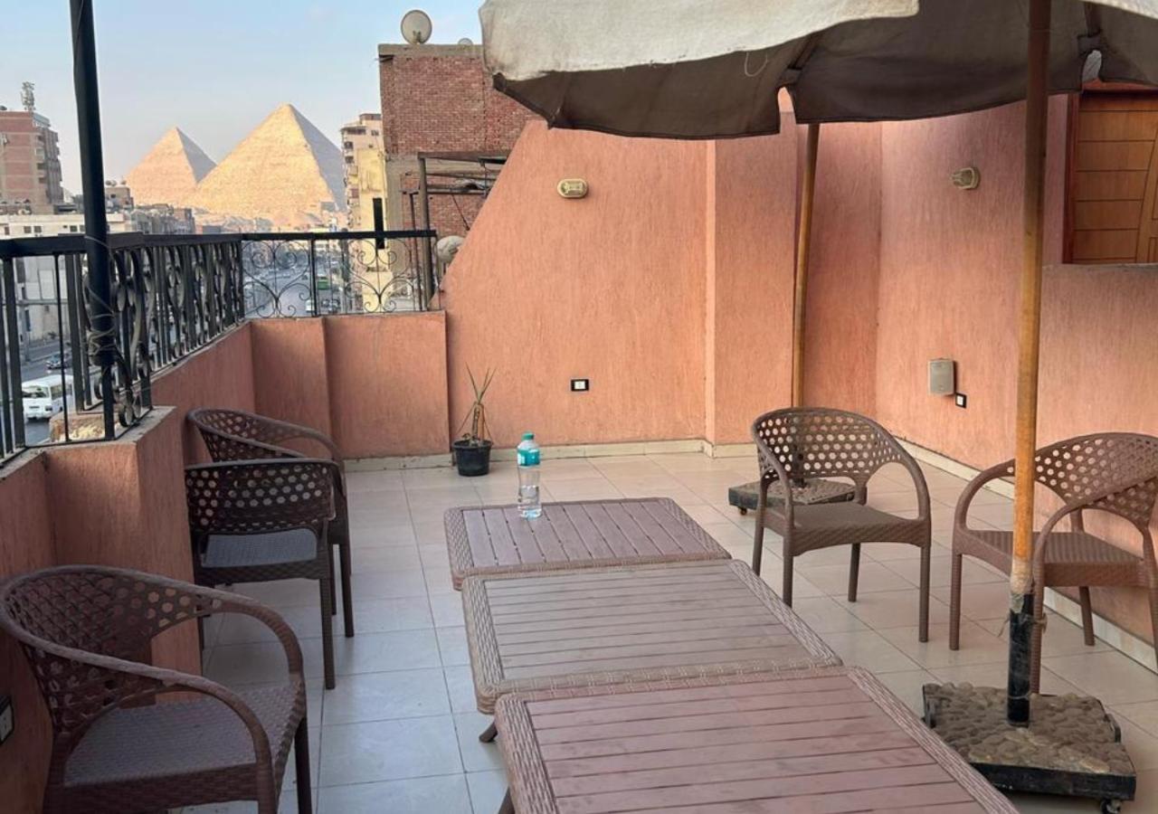 Pyramids Road Guest House Cozy Rooms And Rooftop Breakfast With The Pyramids View Nazlet el-Sîsi المظهر الخارجي الصورة