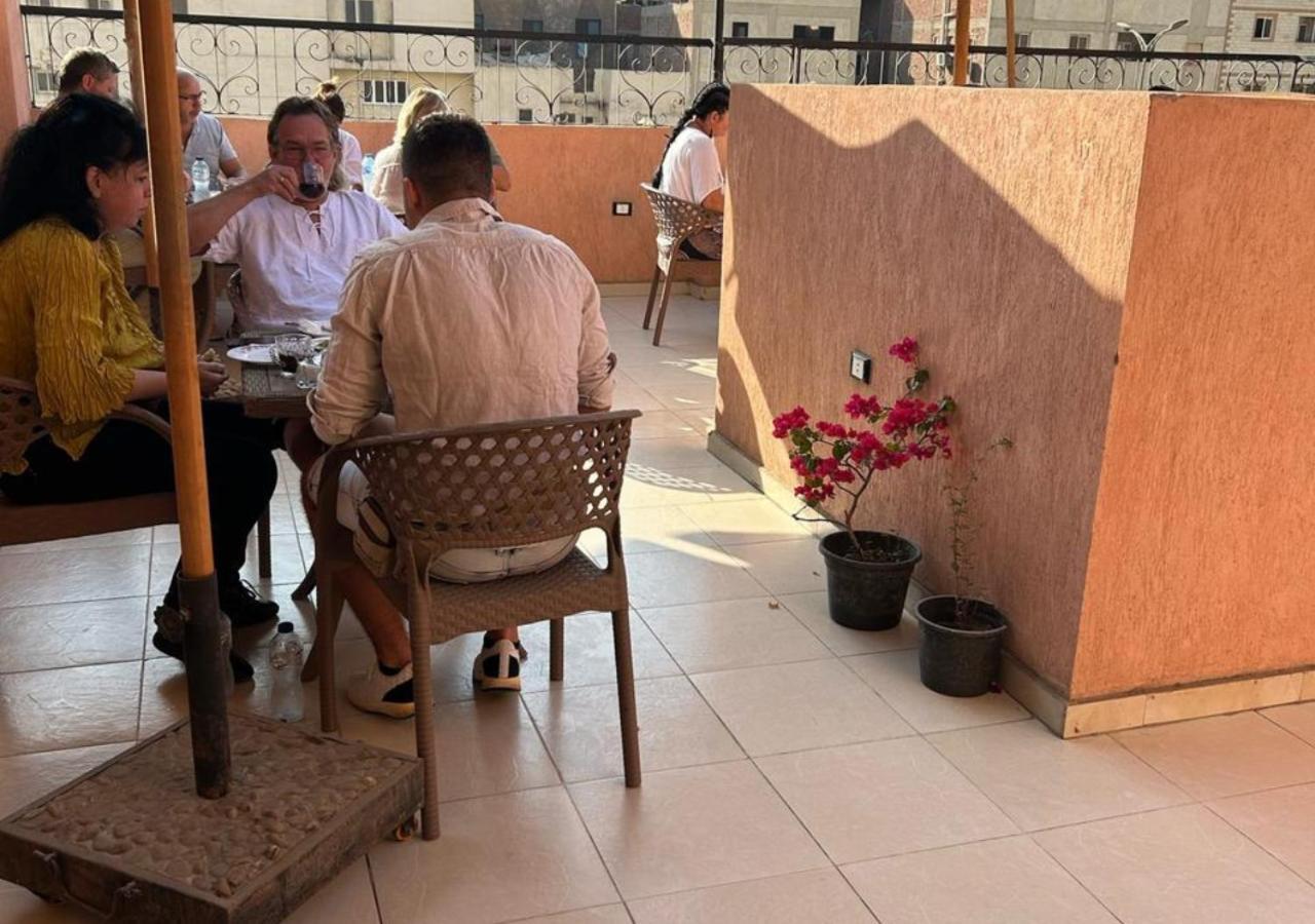 Pyramids Road Guest House Cozy Rooms And Rooftop Breakfast With The Pyramids View Nazlet el-Sîsi المظهر الخارجي الصورة