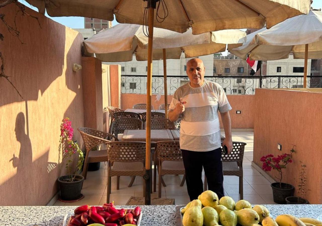 Pyramids Road Guest House Cozy Rooms And Rooftop Breakfast With The Pyramids View Nazlet el-Sîsi المظهر الخارجي الصورة