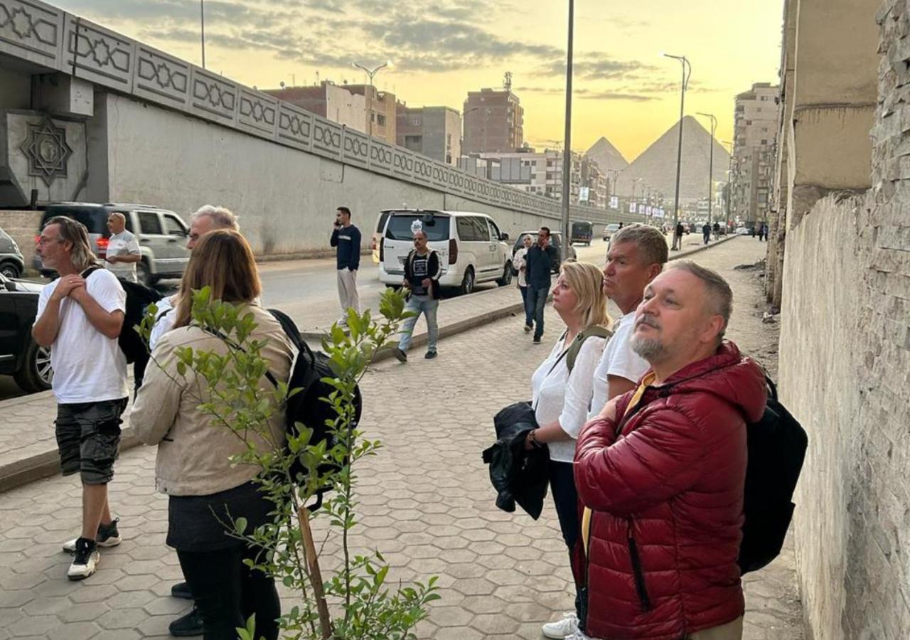 Pyramids Road Guest House Cozy Rooms And Rooftop Breakfast With The Pyramids View Nazlet el-Sîsi المظهر الخارجي الصورة