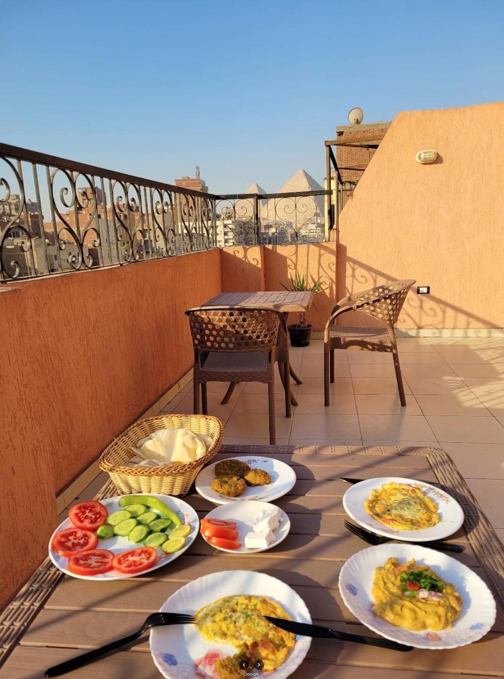 Pyramids Road Guest House Cozy Rooms And Rooftop Breakfast With The Pyramids View Nazlet el-Sîsi المظهر الخارجي الصورة
